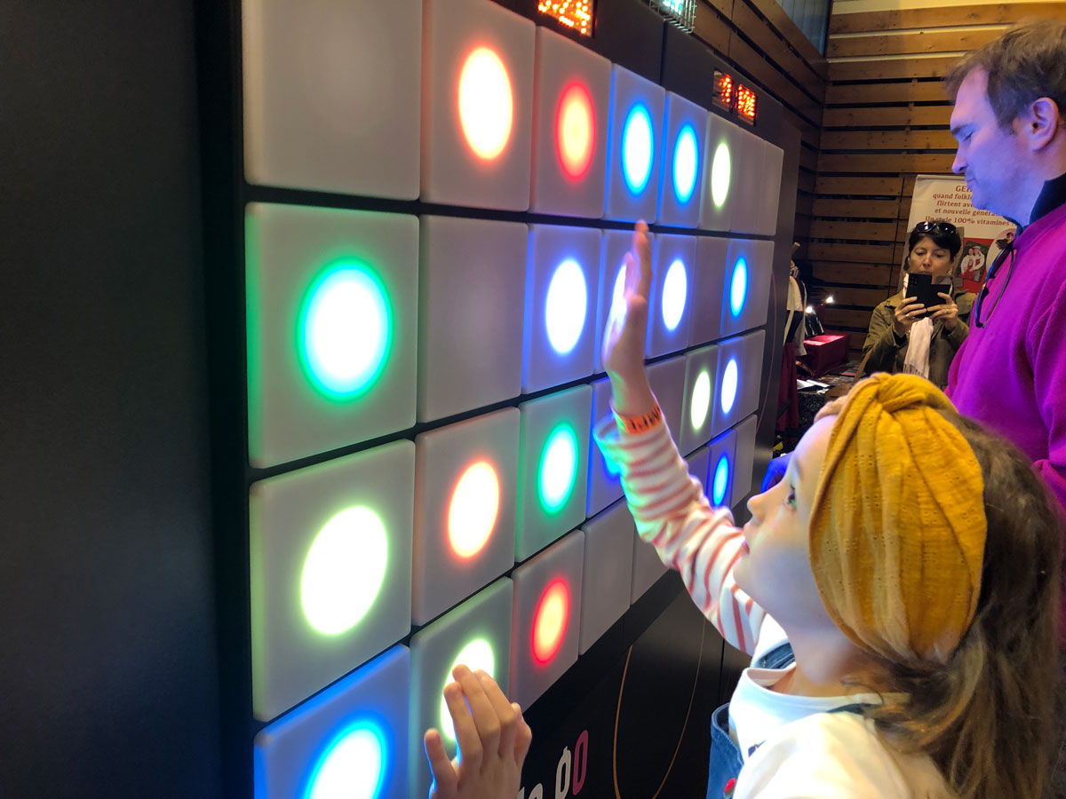 Enfant jouant sur un mur de jeux à LEDs